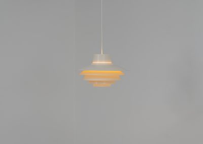 XL “Verona” pendant light by Svend Middelboe for Nordisk Solar (Denmark, 1970s). A striking design classic featuring five aluminium shades that gently diffuse light into a soft, ambient glow. The Verona is a perfect balance of form and function, its sculptural silhouette and calming illumination make it an elegant statement piece in any interior. This example is in good vintage condition, with some signs of age such as minor scuffs to the paint. It includes the original ceiling mount, allowing for direct installation to the ceiling without a visible cable if wanted.