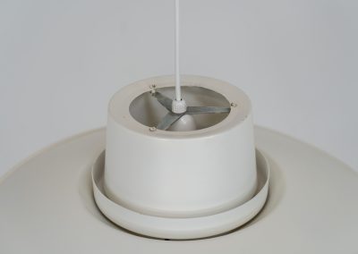 XL “Verona” pendant light by Svend Middelboe for Nordisk Solar (Denmark, 1970s). A striking design classic featuring five aluminium shades that gently diffuse light into a soft, ambient glow. The Verona is a perfect balance of form and function, its sculptural silhouette and calming illumination make it an elegant statement piece in any interior. This example is in good vintage condition, with some signs of age such as minor scuffs to the paint. It includes the original ceiling mount, allowing for direct installation to the ceiling without a visible cable if wanted.