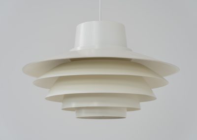 XL “Verona” pendant light by Svend Middelboe for Nordisk Solar (Denmark, 1970s). A striking design classic featuring five aluminium shades that gently diffuse light into a soft, ambient glow. The Verona is a perfect balance of form and function, its sculptural silhouette and calming illumination make it an elegant statement piece in any interior. This example is in good vintage condition, with some signs of age such as minor scuffs to the paint. It includes the original ceiling mount, allowing for direct installation to the ceiling without a visible cable if wanted.