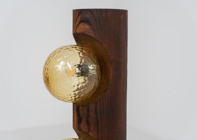Sculptural floor lamp by Temde Leuchten (Switzerland, 1970s). This exceptional piece combines an organic form with a subtle brutalist character. It is crafted from solid burnt oak and features three round glass light sources that create a warm, atmospheric glow. Versatile in use, the lamp can function as a mid-height floor lamp, a table lamp, or even a wall-mounted piece thanks to its integrated rear mountings. The lamp remains in very good condition, with the wood showing a beautifully aged patina that enhances its character.