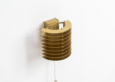 Wall light by Borens (Sweden, 1980s). A refined example of Scandinavian modernism, this wall lamp features layered metal shades surrounding a perforated inner cylinder, creating a warm, diffused glow. The structured, almost architectural design adds depth while maintaining a clean and balanced aesthetic. In very good vintage condition with a mild patina to the metal. Marked by maker.