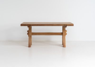 Brutalist dining table by De Puydt (Belgium, 1970s). This stunning dining table has a very sculptural and chunky appearance and is crafted out of solid oak. It offers space for up to eight dining chairs. The table remains in very good condition with some minor using traces consistent to its age.