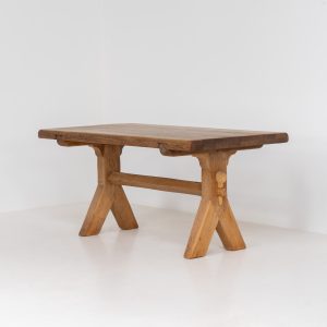 Brutalist dining table by De Puydt (Belgium, 1970s). This stunning dining table has a very sculptural and chunky appearance and is crafted out of solid oak. It offers space for up to eight dining chairs. The table remains in very good condition with some minor using traces consistent to its age.