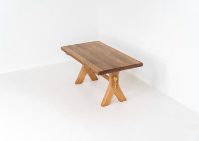 Brutalist dining table by De Puydt (Belgium, 1970s). This stunning dining table has a very sculptural and chunky appearance and is crafted out of solid oak. It offers space for up to eight dining chairs. The table remains in very good condition with some minor using traces consistent to its age.