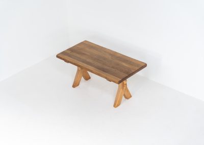 Brutalist dining table by De Puydt (Belgium, 1970s). This stunning dining table has a very sculptural and chunky appearance and is crafted out of solid oak. It offers space for up to eight dining chairs. The table remains in very good condition with some minor using traces consistent to its age.