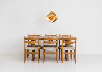 Brutalist dining table by De Puydt (Belgium, 1970s). This stunning dining table has a very sculptural and chunky appearance and is crafted out of solid oak. It offers space for up to eight dining chairs. The table remains in very good condition with some minor using traces consistent to its age.