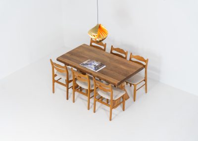 Brutalist dining table by De Puydt (Belgium, 1970s). This stunning dining table has a very sculptural and chunky appearance and is crafted out of solid oak. It offers space for up to eight dining chairs. The table remains in very good condition with some minor using traces consistent to its age.