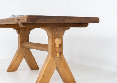 Brutalist dining table by De Puydt (Belgium, 1970s). This stunning dining table has a very sculptural and chunky appearance and is crafted out of solid oak. It offers space for up to eight dining chairs. The table remains in very good condition with some minor using traces consistent to its age.