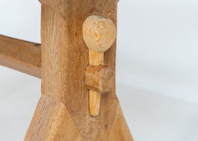 Brutalist dining table by De Puydt (Belgium, 1970s). This stunning dining table has a very sculptural and chunky appearance and is crafted out of solid oak. It offers space for up to eight dining chairs. The table remains in very good condition with some minor using traces consistent to its age.