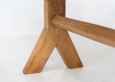 Brutalist dining table by De Puydt (Belgium, 1970s). This stunning dining table has a very sculptural and chunky appearance and is crafted out of solid oak. It offers space for up to eight dining chairs. The table remains in very good condition with some minor using traces consistent to its age.