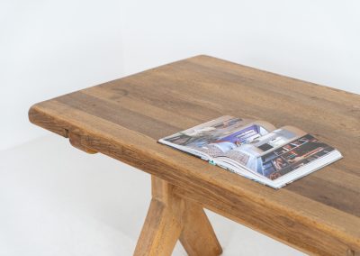 Brutalist dining table by De Puydt (Belgium, 1970s). This stunning dining table has a very sculptural and chunky appearance and is crafted out of solid oak. It offers space for up to eight dining chairs. The table remains in very good condition with some minor using traces consistent to its age.