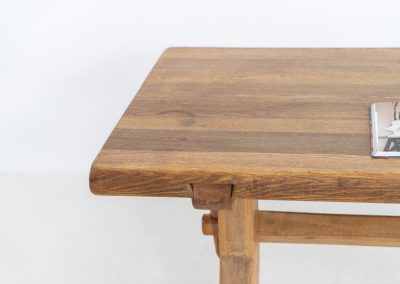 Brutalist dining table by De Puydt (Belgium, 1970s). This stunning dining table has a very sculptural and chunky appearance and is crafted out of solid oak. It offers space for up to eight dining chairs. The table remains in very good condition with some minor using traces consistent to its age.