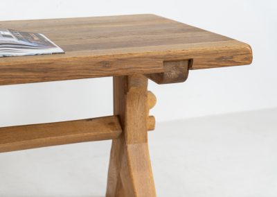 Brutalist dining table by De Puydt (Belgium, 1970s). This stunning dining table has a very sculptural and chunky appearance and is crafted out of solid oak. It offers space for up to eight dining chairs. The table remains in very good condition with some minor using traces consistent to its age.
