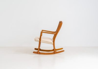 A rare “ML33” rocking chair by Hans J. Wegner for A. Mikael Laursen (Denmark, 1950s). Pure Danish craftsmanship from the 1950s, featuring a highly sculptural silhouette crafted from solid oak. A true masterpiece of mid-century design. The chair has been reupholstered in a beautifully textured of-white fabric and contains new straps.
