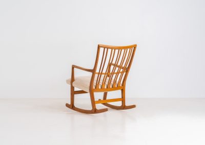 A rare “ML33” rocking chair by Hans J. Wegner for A. Mikael Laursen (Denmark, 1950s). Pure Danish craftsmanship from the 1950s, featuring a highly sculptural silhouette crafted from solid oak. A true masterpiece of mid-century design. The chair has been reupholstered in a beautifully textured of-white fabric and contains new straps.