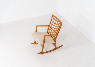 A rare “ML33” rocking chair by Hans J. Wegner for A. Mikael Laursen (Denmark, 1950s). Pure Danish craftsmanship from the 1950s, featuring a highly sculptural silhouette crafted from solid oak. A true masterpiece of mid-century design. The chair has been reupholstered in a beautifully textured of-white fabric and contains new straps.