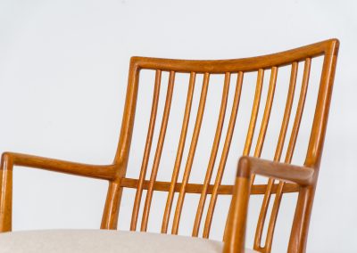 A rare “ML33” rocking chair by Hans J. Wegner for A. Mikael Laursen (Denmark, 1950s). Pure Danish craftsmanship from the 1950s, featuring a highly sculptural silhouette crafted from solid oak. A true masterpiece of mid-century design. The chair has been reupholstered in a beautifully textured of-white fabric and contains new straps.