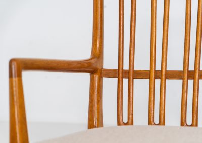 A rare “ML33” rocking chair by Hans J. Wegner for A. Mikael Laursen (Denmark, 1950s). Pure Danish craftsmanship from the 1950s, featuring a highly sculptural silhouette crafted from solid oak. A true masterpiece of mid-century design. The chair has been reupholstered in a beautifully textured of-white fabric and contains new straps.