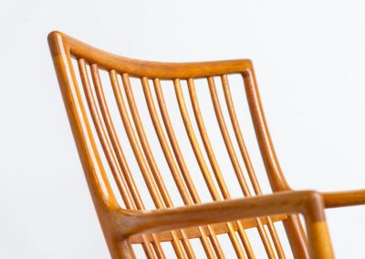A rare “ML33” rocking chair by Hans J. Wegner for A. Mikael Laursen (Denmark, 1950s). Pure Danish craftsmanship from the 1950s, featuring a highly sculptural silhouette crafted from solid oak. A true masterpiece of mid-century design. The chair has been reupholstered in a beautifully textured of-white fabric and contains new straps.