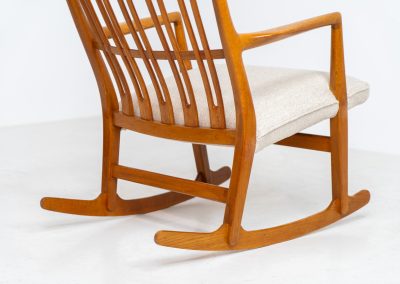 A rare “ML33” rocking chair by Hans J. Wegner for A. Mikael Laursen (Denmark, 1950s). Pure Danish craftsmanship from the 1950s, featuring a highly sculptural silhouette crafted from solid oak. A true masterpiece of mid-century design. The chair has been reupholstered in a beautifully textured of-white fabric and contains new straps.