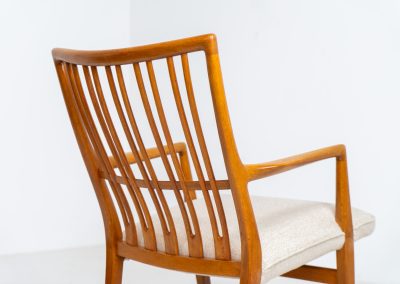 A rare “ML33” rocking chair by Hans J. Wegner for A. Mikael Laursen (Denmark, 1950s). Pure Danish craftsmanship from the 1950s, featuring a highly sculptural silhouette crafted from solid oak. A true masterpiece of mid-century design. The chair has been reupholstered in a beautifully textured of-white fabric and contains new straps.