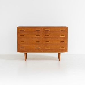Chest of drawers by Poul Hundevad for Hundevad & Co (Denmark, 1970s). This iconic and hard to find model with amazing dimensions features eight drawers with nice sculptural handles. It is in very good condition with a subtle color difference on the top. Marked by maker.