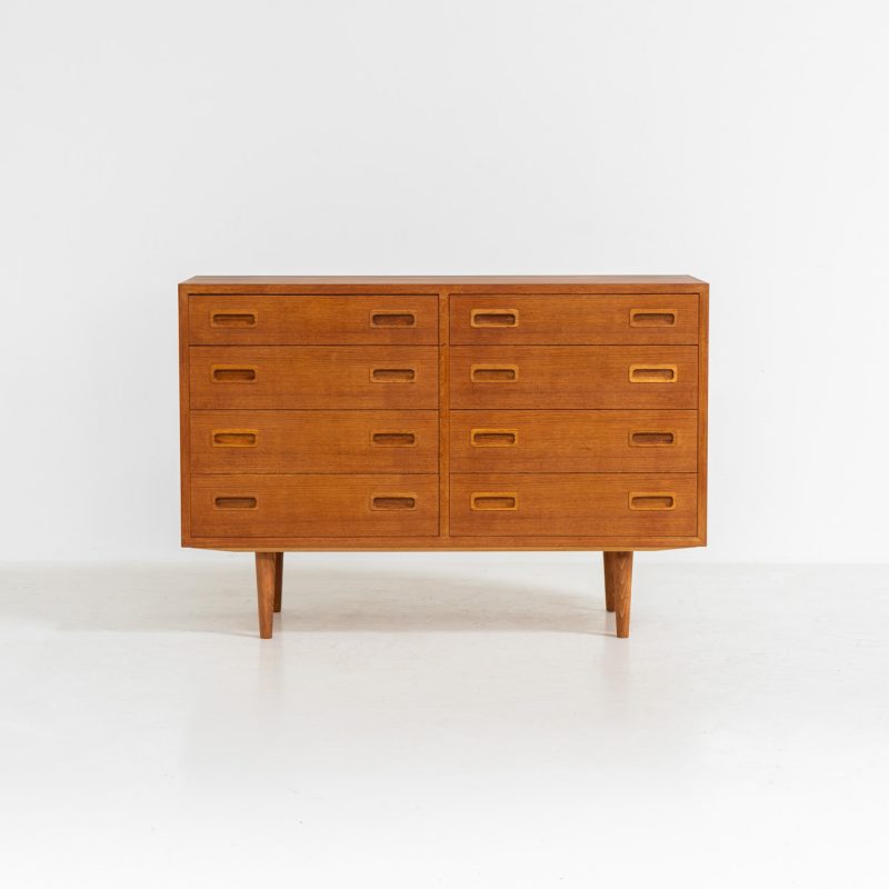 Chest of drawers by Poul Hundevad for Hundevad & Co (Denmark, 1970s). This iconic and hard to find model with amazing dimensions features eight drawers with nice sculptural handles. It is in very good condition with a subtle color difference on the top. Marked by maker.