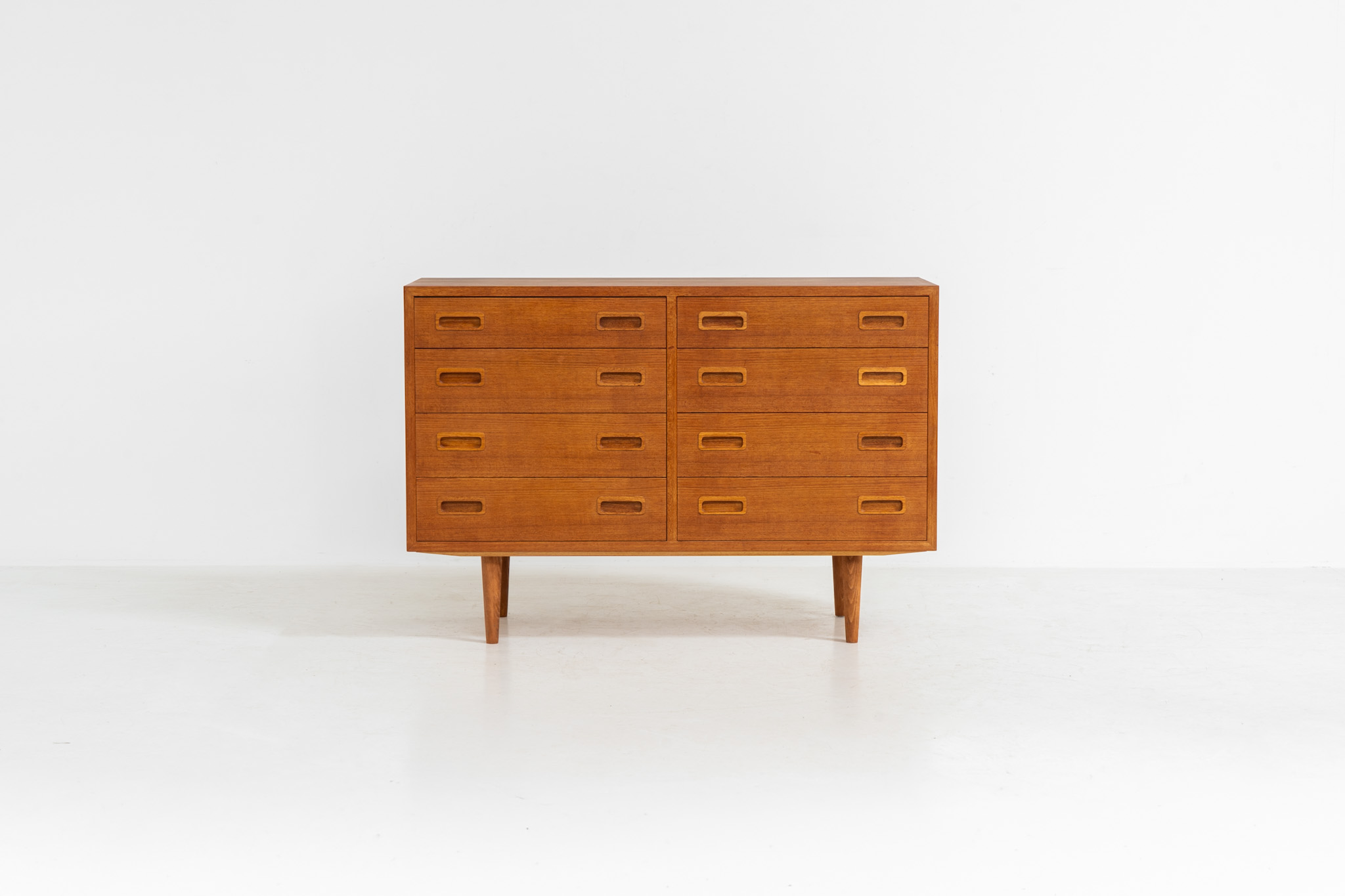 Chest of drawers by Poul Hundevad for Hundevad & Co (Denmark, 1970s). This iconic and hard to find model with amazing dimensions features eight drawers with nice sculptural handles. It is in very good condition with a subtle color difference on the top. Marked by maker.