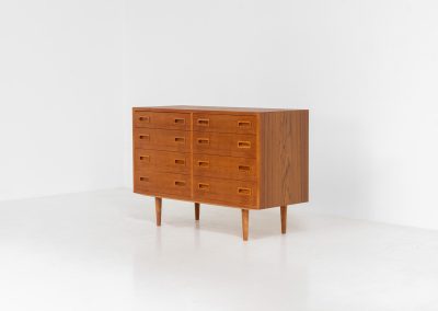 Chest of drawers by Poul Hundevad for Hundevad & Co (Denmark, 1970s). This iconic and hard to find model with amazing dimensions features eight drawers with nice sculptural handles. It is in very good condition with a subtle color difference on the top. Marked by maker.