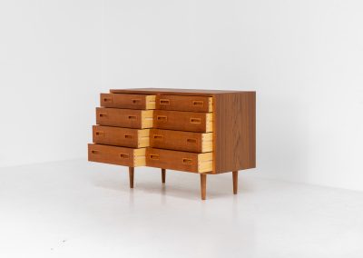 Chest of drawers by Poul Hundevad for Hundevad & Co (Denmark, 1970s). This iconic and hard to find model with amazing dimensions features eight drawers with nice sculptural handles. It is in very good condition with a subtle color difference on the top. Marked by maker.
