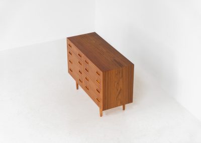 Chest of drawers by Poul Hundevad for Hundevad & Co (Denmark, 1970s). This iconic and hard to find model with amazing dimensions features eight drawers with nice sculptural handles. It is in very good condition with a subtle color difference on the top. Marked by maker.