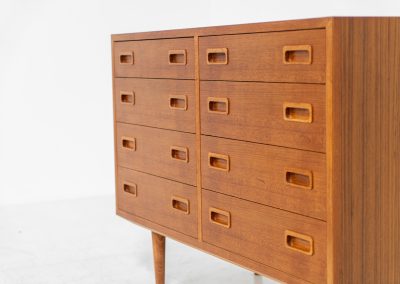 Chest of drawers by Poul Hundevad for Hundevad & Co (Denmark, 1970s). This iconic and hard to find model with amazing dimensions features eight drawers with nice sculptural handles. It is in very good condition with a subtle color difference on the top. Marked by maker.
