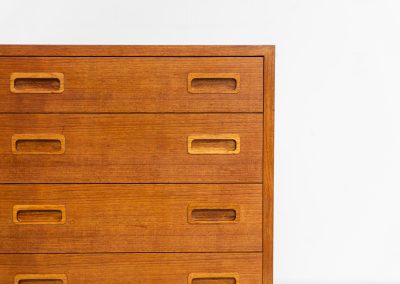 Chest of drawers by Poul Hundevad for Hundevad & Co (Denmark, 1970s). This iconic and hard to find model with amazing dimensions features eight drawers with nice sculptural handles. It is in very good condition with a subtle color difference on the top. Marked by maker.