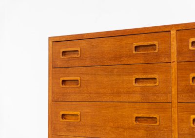 Chest of drawers by Poul Hundevad for Hundevad & Co (Denmark, 1970s). This iconic and hard to find model with amazing dimensions features eight drawers with nice sculptural handles. It is in very good condition with a subtle color difference on the top. Marked by maker.