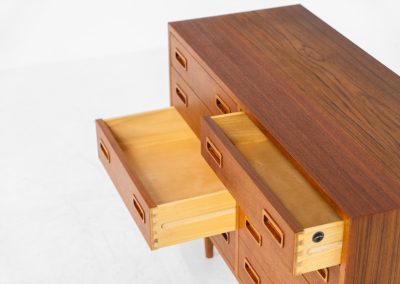 Chest of drawers by Poul Hundevad for Hundevad & Co (Denmark, 1970s). This iconic and hard to find model with amazing dimensions features eight drawers with nice sculptural handles. It is in very good condition with a subtle color difference on the top. Marked by maker.