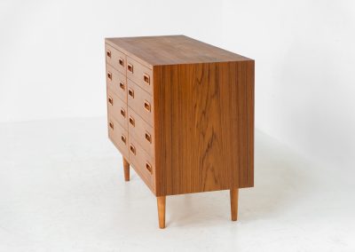 Chest of drawers by Poul Hundevad for Hundevad & Co (Denmark, 1970s). This iconic and hard to find model with amazing dimensions features eight drawers with nice sculptural handles. It is in very good condition with a subtle color difference on the top. Marked by maker.