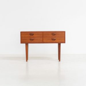 Elegant chest of drawers by Kai Kristiansen for Feldballes Møbelfabrik (Denmark, 1950s). this beautiful chest is made out of teak and features 4 drawers with Kristiansen’s signature carved ‘eye’ pulls and is supported by long tapered legs. In very good condition with normal signs of age. Marked by maker.