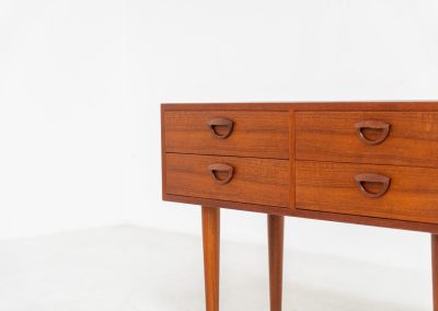 Elegant chest of drawers by Kai Kristiansen for Feldballes Møbelfabrik (Denmark, 1950s). this beautiful chest is made out of teak and features 4 drawers with Kristiansen’s signature carved ‘eye’ pulls and is supported by long tapered legs. In very good condition with normal signs of age. Marked by maker.