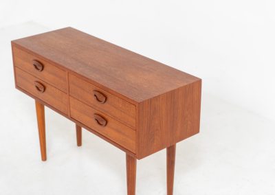 Elegant chest of drawers by Kai Kristiansen for Feldballes Møbelfabrik (Denmark, 1950s). this beautiful chest is made out of teak and features 4 drawers with Kristiansen’s signature carved ‘eye’ pulls and is supported by long tapered legs. In very good condition with normal signs of age. Marked by maker.