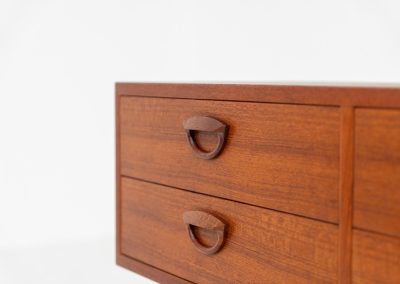 Elegant chest of drawers by Kai Kristiansen for Feldballes Møbelfabrik (Denmark, 1950s). this beautiful chest is made out of teak and features 4 drawers with Kristiansen’s signature carved ‘eye’ pulls and is supported by long tapered legs. In very good condition with normal signs of age. Marked by maker.