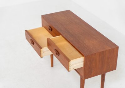 Elegant chest of drawers by Kai Kristiansen for Feldballes Møbelfabrik (Denmark, 1950s). this beautiful chest is made out of teak and features 4 drawers with Kristiansen’s signature carved ‘eye’ pulls and is supported by long tapered legs. In very good condition with normal signs of age. Marked by maker.