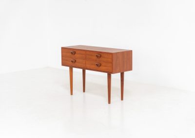 Elegant chest of drawers by Kai Kristiansen for Feldballes Møbelfabrik (Denmark, 1950s). this beautiful chest is made out of teak and features 4 drawers with Kristiansen’s signature carved ‘eye’ pulls and is supported by long tapered legs. In very good condition with normal signs of age. Marked by maker.