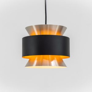Stunning pendant light by Carl Thore for Granhaga (Sweden, 1960s). A sleek design featuring two aluminium shades and a black halo which is lacquered in yellow on the inside. The yellow interior creates a beautiful defused and moody light dispersion. The lamp remains in very good condition.