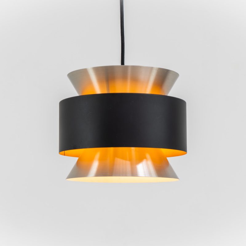 Stunning pendant light by Carl Thore for Granhaga (Sweden, 1960s). A sleek design featuring two aluminium shades and a black halo which is lacquered in yellow on the inside. The yellow interior creates a beautiful defused and moody light dispersion. The lamp remains in very good condition.