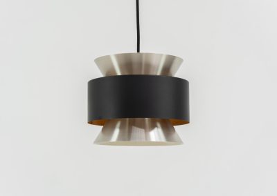 Stunning pendant light by Carl Thore for Granhaga (Sweden, 1960s). A sleek design featuring two aluminium shades and a black halo which is lacquered in yellow on the inside. The yellow interior creates a beautiful defused and moody light dispersion. The lamp remains in very good condition.