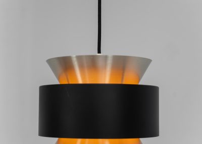 Stunning pendant light by Carl Thore for Granhaga (Sweden, 1960s). A sleek design featuring two aluminium shades and a black halo which is lacquered in yellow on the inside. The yellow interior creates a beautiful defused and moody light dispersion. The lamp remains in very good condition.