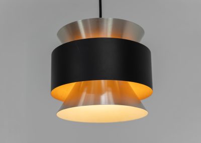 Stunning pendant light by Carl Thore for Granhaga (Sweden, 1960s). A sleek design featuring two aluminium shades and a black halo which is lacquered in yellow on the inside. The yellow interior creates a beautiful defused and moody light dispersion. The lamp remains in very good condition.