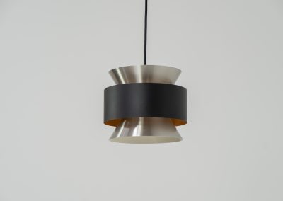 Stunning pendant light by Carl Thore for Granhaga (Sweden, 1960s). A sleek design featuring two aluminium shades and a black halo which is lacquered in yellow on the inside. The yellow interior creates a beautiful defused and moody light dispersion. The lamp remains in very good condition.