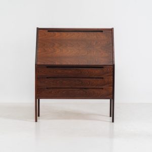 “No. 63” secretary by Kai Kristiansen for Torring Møbelfabrik (Denmark, 1960s). This very hard to find piece is one of our favorite secretaries and an example of high quality Danish craftsmanship. It features stunning aesthetics and nifty details like the sculptural handles or the convenient pivoting drop-down leaf. This particular piece is crafted out of rosewood and has an extraordinary woodgrain! It is in splendid condition with a minor repair mark on the lowest drawer.