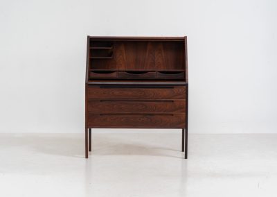 “No. 63” secretary by Kai Kristiansen for Torring Møbelfabrik (Denmark, 1960s). This very hard to find piece is one of our favorite secretaries and an example of high quality Danish craftsmanship. It features stunning aesthetics and nifty details like the sculptural handles or the convenient pivoting drop-down leaf. This particular piece is crafted out of rosewood and has an extraordinary woodgrain! It is in splendid condition with a minor repair mark on the lowest drawer.